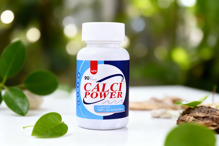 قرص کلسی پاور برای ریزش مو روی سطح سفید با عناصر طبیعی